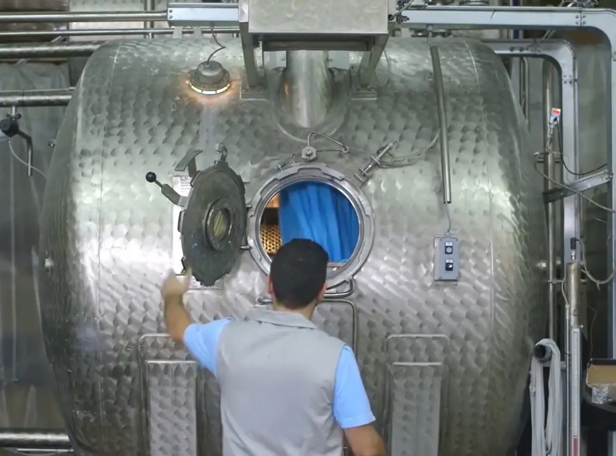 Industriële wasmachine in de fabriek: zorg voor mens en milieu