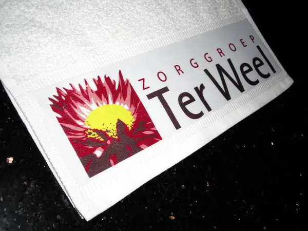 Wasvast gesublimeerd logo op een witte handdoek